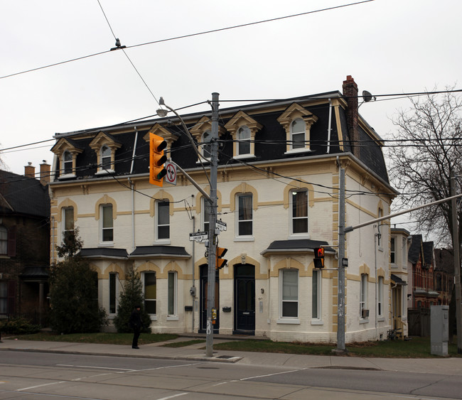 197-201 Carlton St in Toronto, ON - Building Photo - Primary Photo