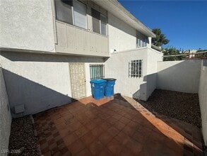 518 Delfern Ln in Las Vegas, NV - Building Photo - Building Photo