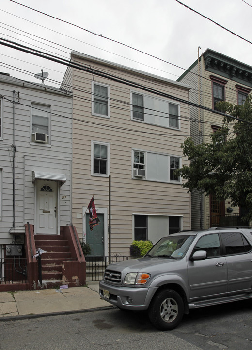 220 4th St in Jersey City, NJ - Building Photo