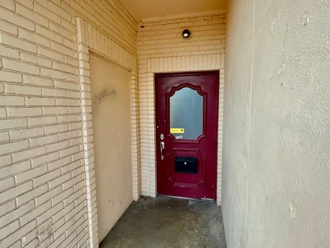 105 W Hickory St in Denton, TX - Foto de edificio - Building Photo