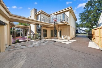 1698 Creekside Dr in Sugar Land, TX - Building Photo - Building Photo