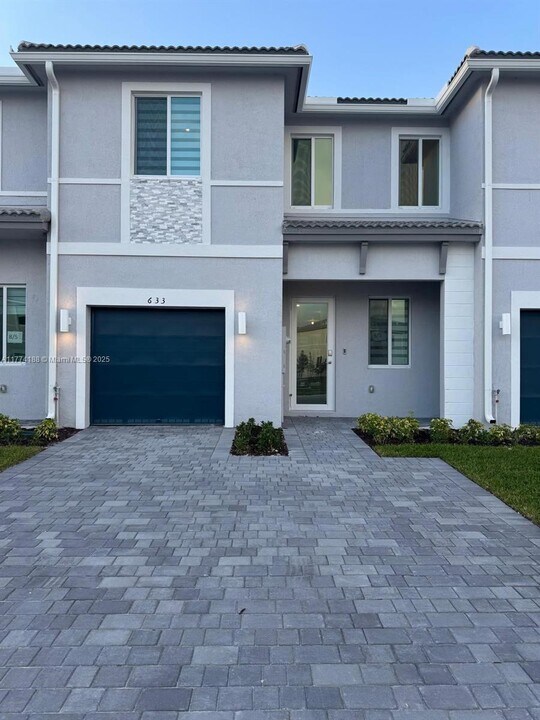 633 SE 13th St Cir in Homestead, FL - Building Photo