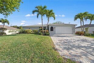 311 SW 19th Ln in Cape Coral, FL - Building Photo