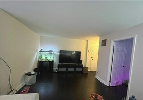 1604 Renate Dr, Unit T2 in Woodbridge, VA - Building Photo