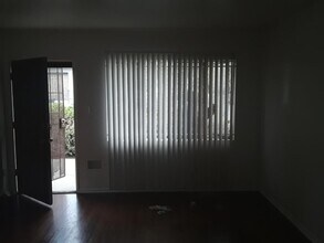 10227 England Ave, Unit #1 in Inglewood, CA - Foto de edificio - Building Photo
