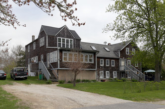 1801 Matunuck Schoolhouse Rd in South Kingstown, RI - Building Photo - Building Photo