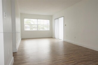 495 NW 72nd Ave in Miami, FL - Building Photo - Building Photo