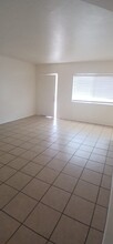 2022 Castleberry Ln, Unit D in Las Vegas, NV - Foto de edificio - Building Photo