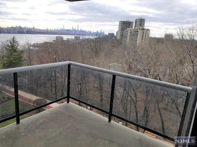1512 Palisade Ave-Unit -6L in Fort Lee, NJ - Building Photo - Building Photo