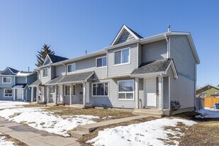 50 Applewood Ln SE in Calgary, AB - Building Photo