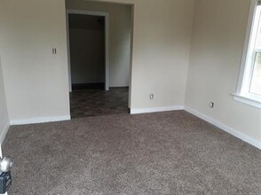 2843 N Oak Harbor Rd in Oak Harbor, WA - Foto de edificio - Building Photo