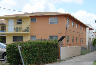 735 SW 5th St in Miami, FL - Building Photo - Building Photo