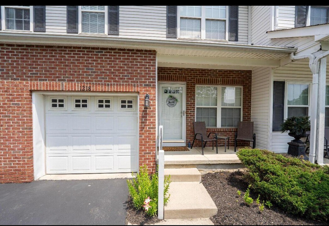 1218 Green Dr in Gahanna, OH - Building Photo