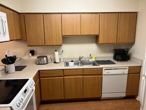 547 Collinsford Rd, Unit Room 4 in Tallahassee, FL - Building Photo - Building Photo