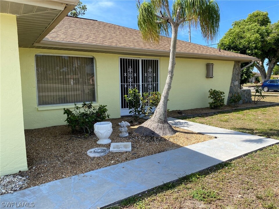 904 SE 18th St in Cape Coral, FL - Foto de edificio