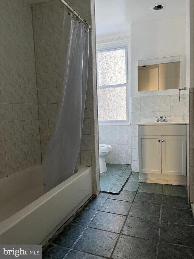 429 N 40th St-Unit -2 in Philadelphia, PA - Building Photo - Building Photo