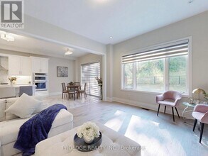 217 Sunset Vista Ct in Aurora, ON - Building Photo - Building Photo