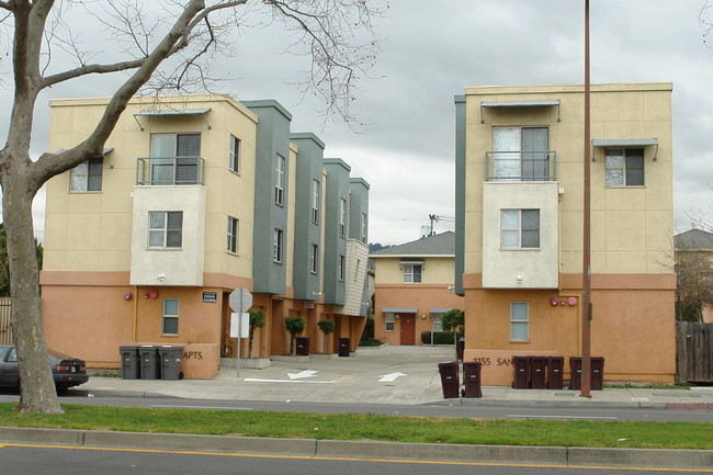 Creekside Apartments in Albany, CA - Foto de edificio - Building Photo