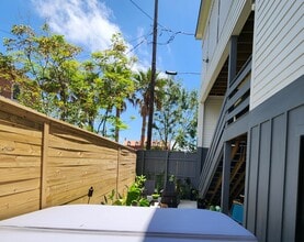 2625 Avenue H, Unit 2625 Ball Street - Alley in Galveston, TX - Foto de edificio - Building Photo