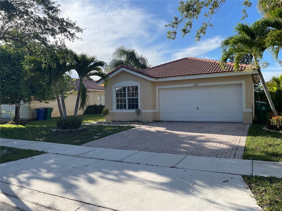 16285 SW 27th St in Miramar, FL - Building Photo