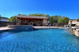 2293 E Common St in New Braunfels, TX - Foto de edificio - Building Photo
