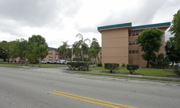 College Park Towers in Miami, FL - Building Photo - Building Photo