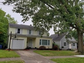 740 Grand Ave NE in Grand Rapids, MI - Building Photo