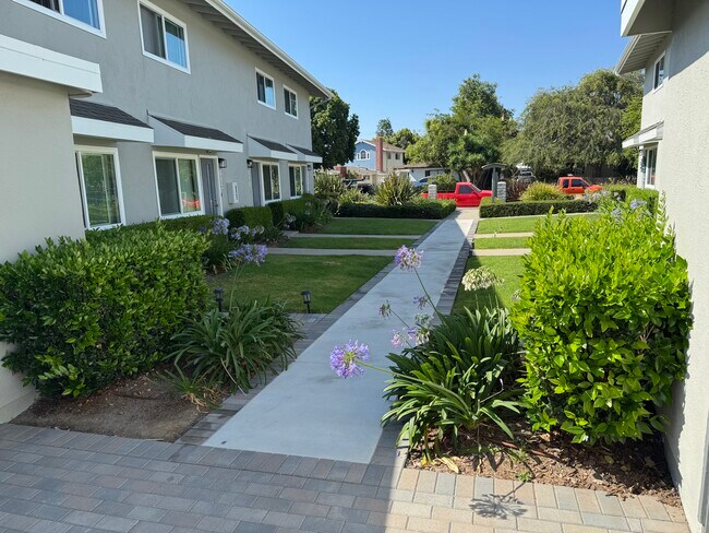 Fairview Park in Costa Mesa, CA - Foto de edificio - Building Photo