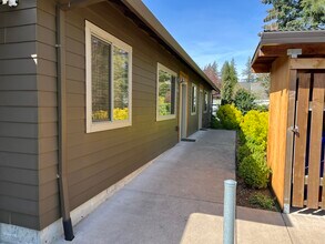 13643 E Burnside St, Unit 13651 in Portland, OR - Building Photo - Building Photo