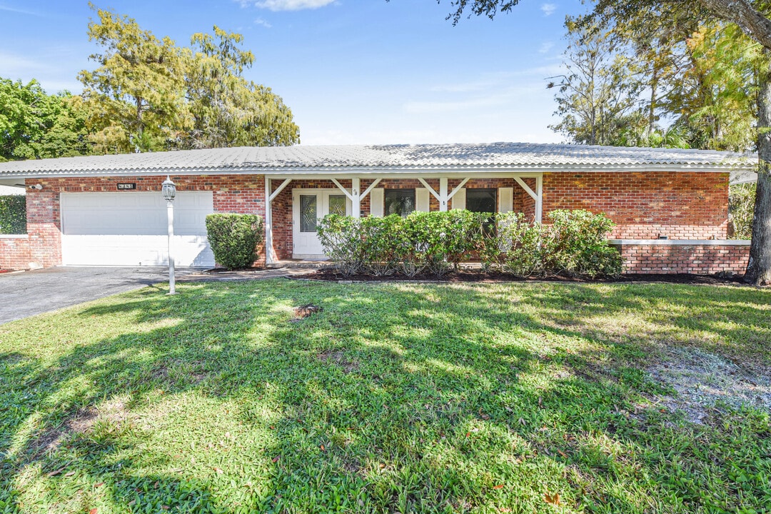 8385 NW 14th St in Coral Springs, FL - Building Photo