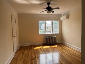20 Frost Pond Rd in Glen Cove, NY - Building Photo - Building Photo