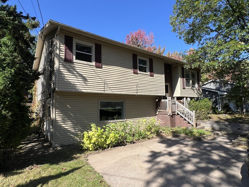 1411 West Ave in Marquette, MI - Building Photo