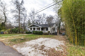 5501 Lake Shore Dr, Unit C27 in Knoxville, TN - Building Photo - Building Photo