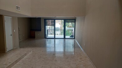 255 Poinciana Island Dr in Sunny Isles Beach, FL - Foto de edificio - Building Photo