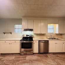 125 2nd Ave in Nederland, TX - Foto de edificio - Building Photo