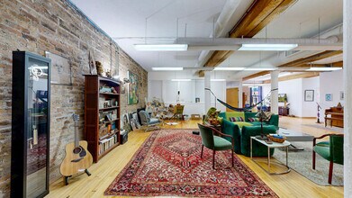 219 W Chicago Ave, Unit 400 in Chicago, IL - Foto de edificio - Building Photo
