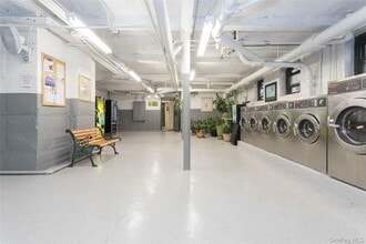 167-10 Crocheron Ave in Queens, NY - Foto de edificio - Building Photo