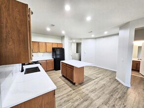 7867 24 Mile Rd, Unit 17 in Shelby Township, MI - Foto de edificio - Building Photo
