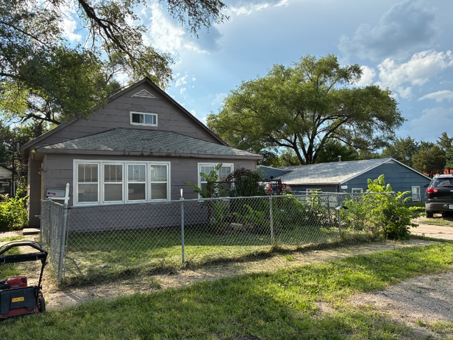 property at 618 N Oak St