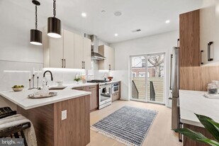 2209 Montrose St in Philadelphia, PA - Building Photo