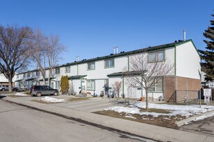 100 Pennsylvania Rd SE in Calgary, AB - Building Photo
