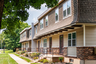 Forest Park Townhomes in Springfield, MO - Building Photo - Building Photo