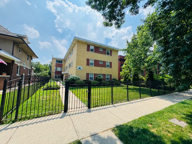 property at 1429 W Jarvis Ave