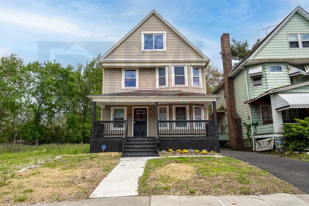 1181 Rozelle Ave in East Cleveland, OH - Foto de edificio