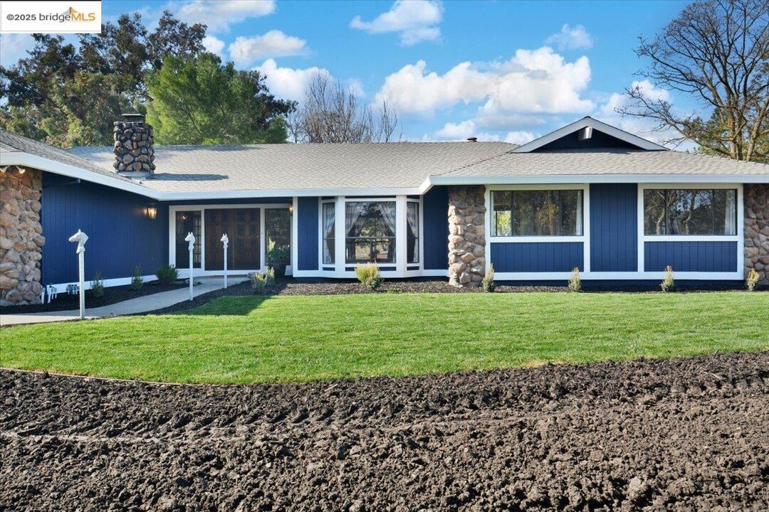 1610 Lawrence Rd in Danville, CA - Building Photo