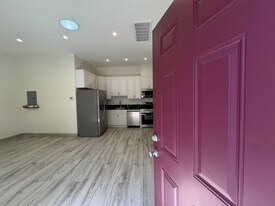 23110 Mulholland Dr in Los Angeles, CA - Building Photo