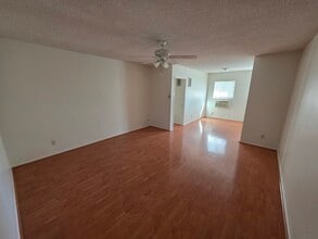 The Cloister Apartments in Los Angeles, CA - Foto de edificio - Building Photo