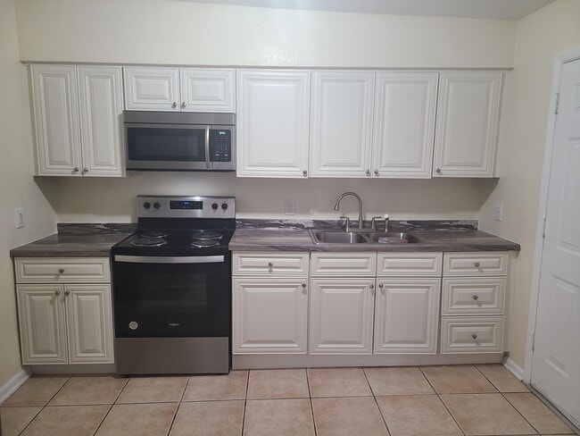 1564 W 14th St, Unit #3 in Jacksonville, FL - Foto de edificio - Building Photo