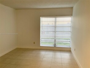 9280 Fontainebleau Blvd in Miami, FL - Building Photo - Building Photo