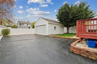 43 W Elderkin Ave in Groton, CT - Building Photo - Building Photo